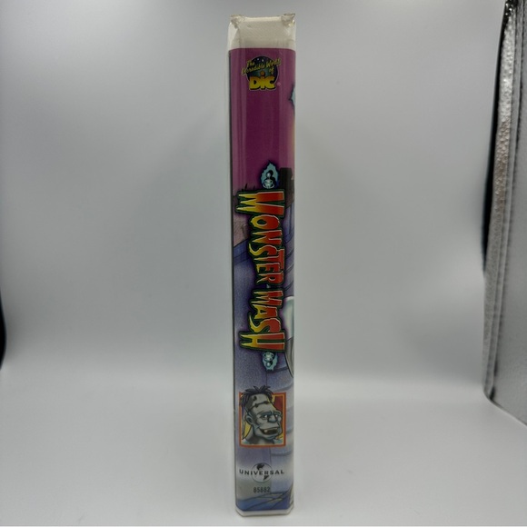 1999 MONSTER MASH VHS Universal Studios It's a Graveyard Smash! Clamshell - Picture 3 of 8